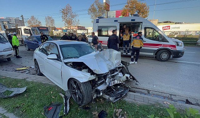 Sürücülerinin yarıştığı 2 otomobil, belediye otobüsü ile çarpıştı; 14 yaralı