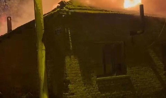 Turgutlu'da alevlere teslim olan iki evde hasar oluştu