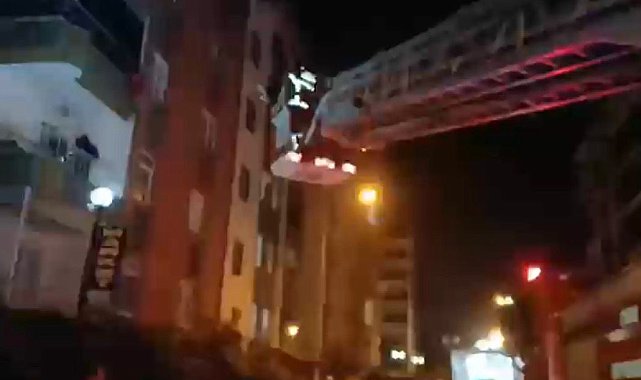 Yanan evin balkonunda mahsur kalan çocuk, kurtarıldı