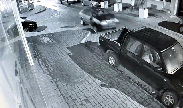 Alkollü sürücünün otomobille park halindeki araçlara çarptığı kaza kamerada
