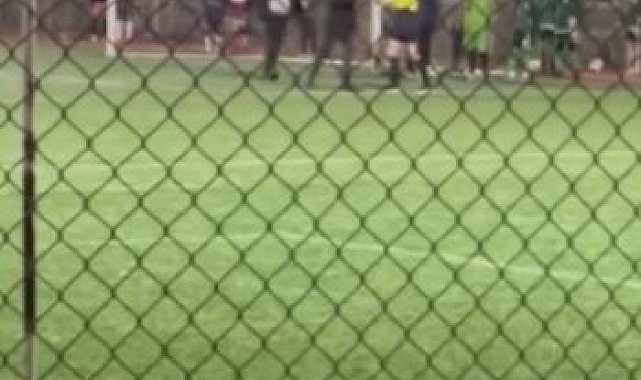 Antrenör, kadın hakeme saldırıp tokat attı