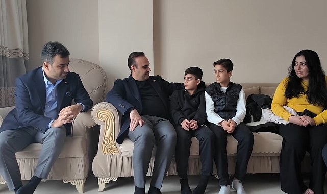 Bakan Kacır'dan İstanbul'da buldukları altını sahibine teslim eden çocuklara ziyaret