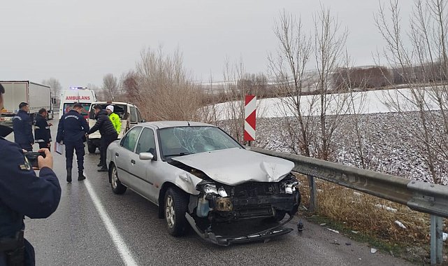 Bariyerlere çarpan araçtan inen kazazedelere otomobil çarptı: 5 yaralı