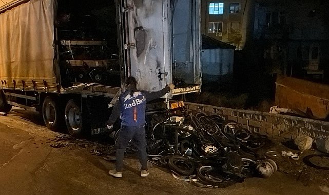 Bisiklet dolu kamyon yandı