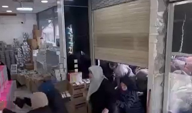 Çeyiz mağazası açılışında izdiham