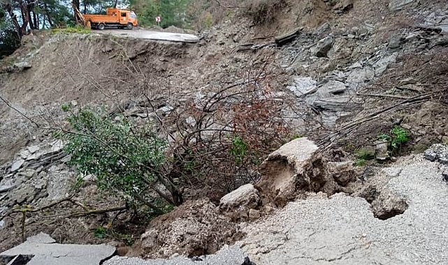 Cide-İnebolu kara yolu, heyelan nedeniyle ulaşıma kapatıldı