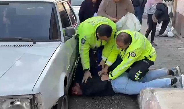 Drift atıp, polisten kaçan ehliyet sürücü, kaza yapınca yakalandı; o anlar kamerada