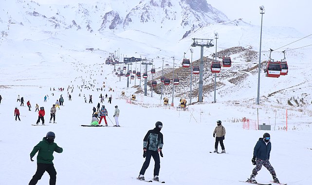 Erciyes Kayak Merkezi'nde yeni sezonun ilk hafta sonunda yoğunluk