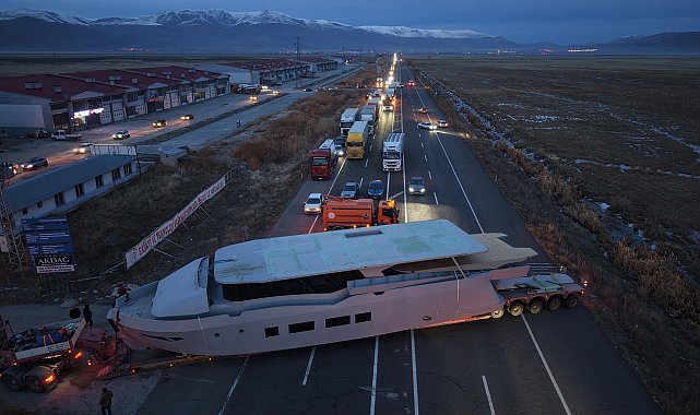 Erzurum'da yat taşıyan TIR kara yolunu kilitledi