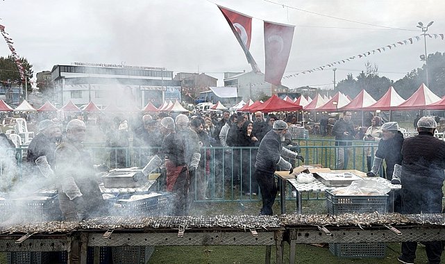 Festivalde 10 bin kişiye 3 ton hamsi dağıtıldı