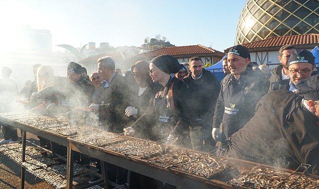 Festivalde 2 saatte 2 ton hamsi tüketildi