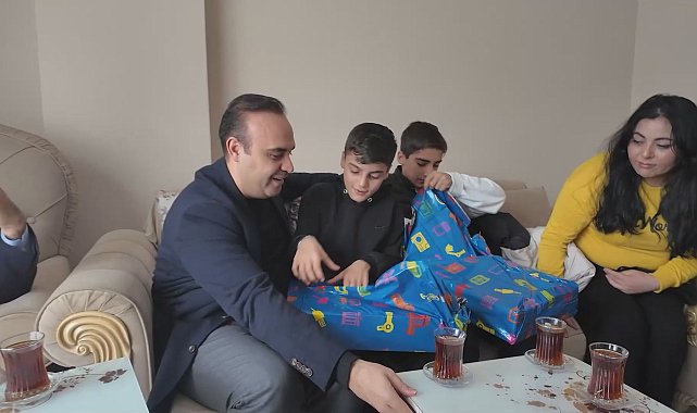 İstanbul - Bağcılar'da yerde buldukları altını sahibine teslim eden iki çocuğa Bakan Kacır'dan ziyaret