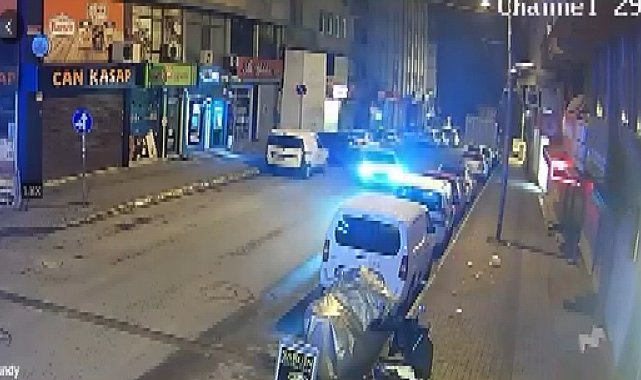 İstanbul- Beylikdüzü'nde park halindeki 3 araca çarptı; otomobilini bırakıp kaçtı