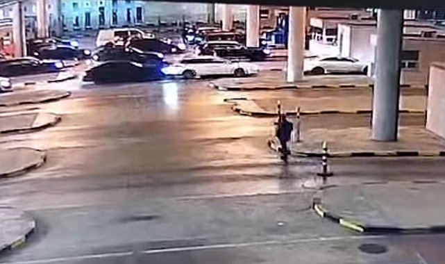 Kapıkule'de otomobilin çarptığı gümrük muhafaza memuru yaralandı; kaza kamerada