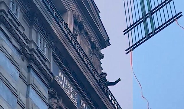 Louvre Müzesi'ne demir parmaklıklar yerleştirildi