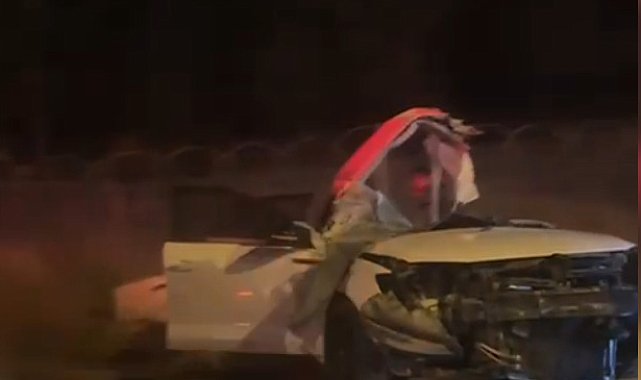 Malatya'da otomobil direğe çarptı; 1'i ağır, 2 yaralı