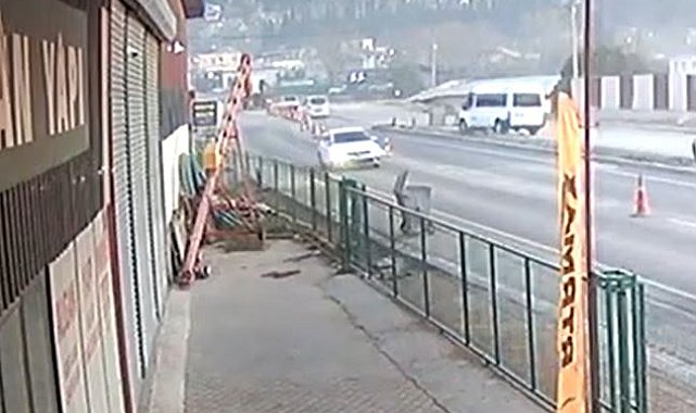 Minibüs ile çarpışan elektrikli motosikletin sürücüsü yaralandı; kaza anı kamerada