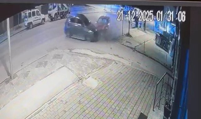 Otomobilin, park halindeki 2 araca çarptığı kaza kamerada