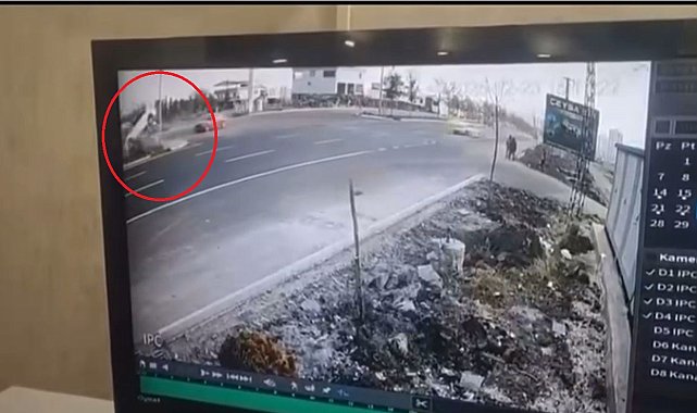 Otomobilin refüjdeki ağaç ve direğe çarptığı kaza kamerada