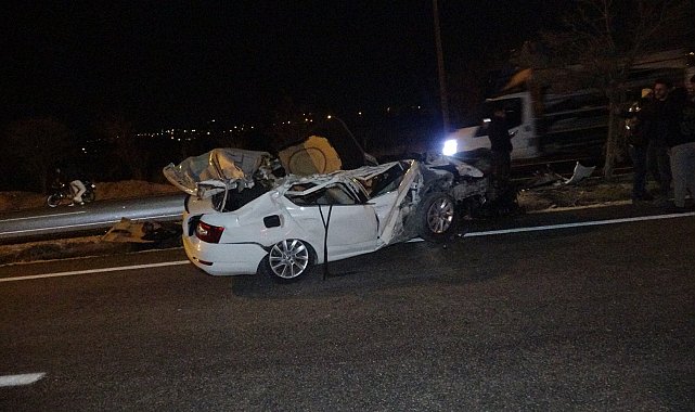 Park halindeki TIR'a çarpan otomobildeki 2 kişi yaralandı