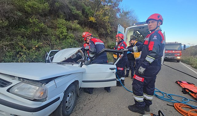 Seyir halindeki otomobilin üzerine kaya düştü; 5 yaralı