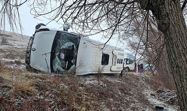 Sivas'ta öğrenci servisi devrildi: 15 yaralı