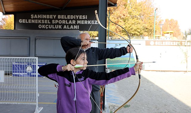Tarih dizilerinden etkilenen baba-kız, kursta ok atmayı öğreniyor