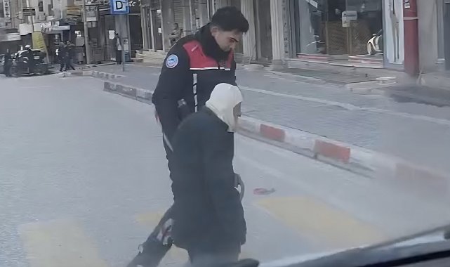 Yolun karşısına geçmekte zorlanan yaşlı kişiye polis yardım etti