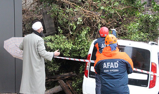 3 katlı metruk binanın bir kısmı, park halindeki aracın üstüne çöktü