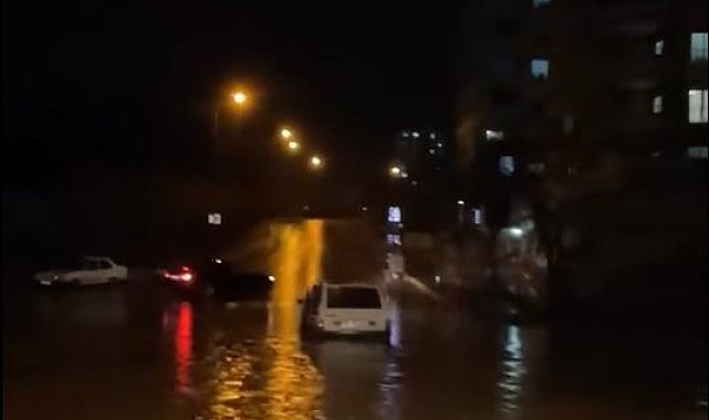 Adana'da sağanak; otomobiller sular altında kaldı