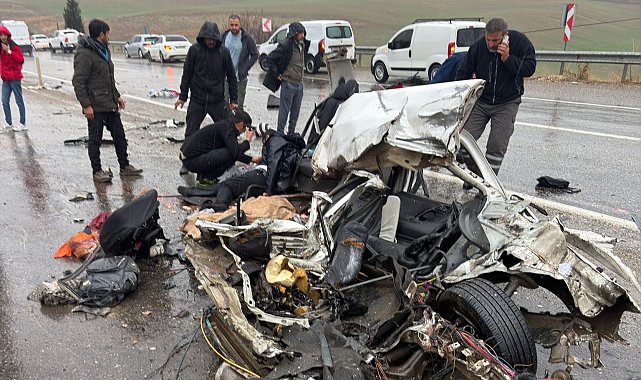 Adıyaman'da yolcu otobüsü ile otomobil çarpıştı; 3 ölü, 3 yaralı
