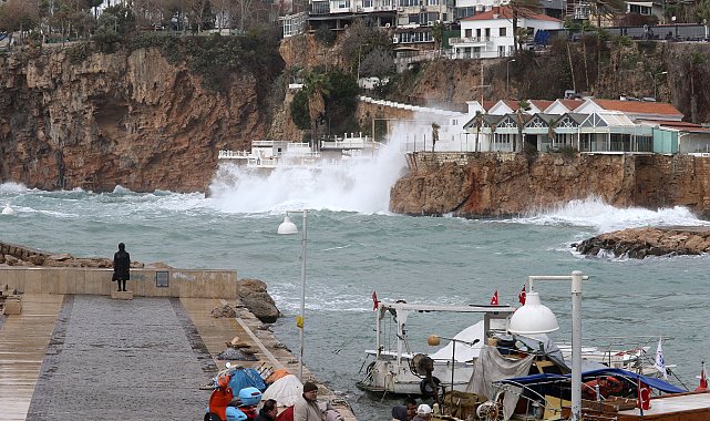 Antalya'da sis ve kuvvetli rüzgar