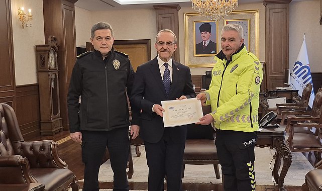 Ayağındaki çorabı üşüyen çocuğa veren polise teşekkür plaketi