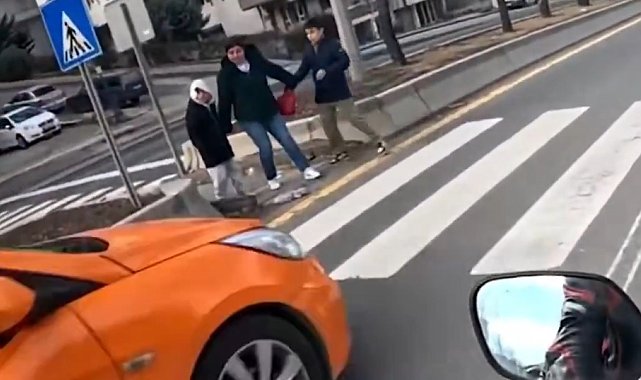 Bakan Yerlikaya: Ankara'da yaya geçidindeki anne ve çocuklarına yol vermeyen 2 taksi şoförü yakalandı
