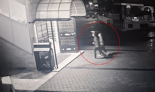 Başında şişe kırıp, tabanca ile ateş eden eşinden kaçıp, kızı ile birlikte camiye sığındı