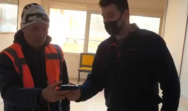 Belediye işçisi, kar temizlerken bulduğu cüzdanı sahibine teslim etti