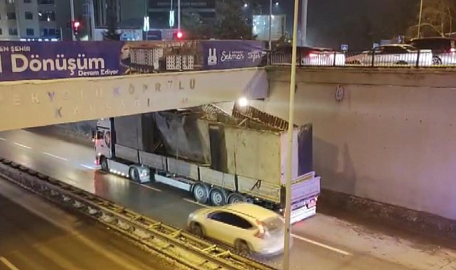 Beton blok taşıyan TIR, alt geçitte sıkıştı