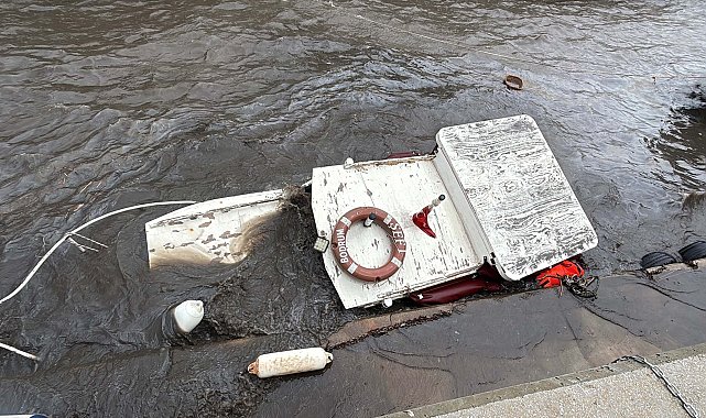 Bodrum'da tekneler suya gömüldü, yelkenli karaya oturdu