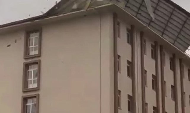 Bursa'da fırtına ve kuvvetli yağış; çatılar uçtu, deniz taştı