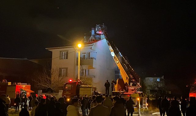 Bursa'da üç katlı binanın çatısı yandı