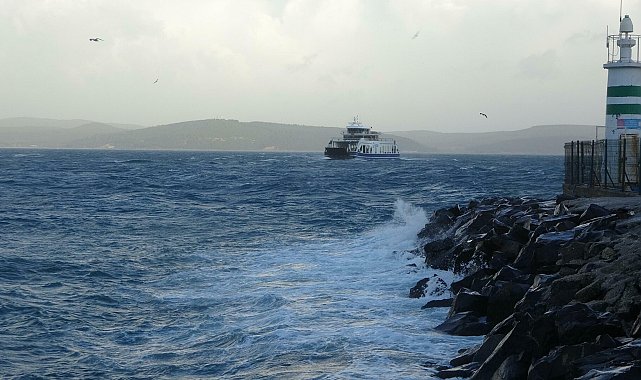 Çanakkale'de fırtına deniz ulaşımını olumsuz etkiliyor