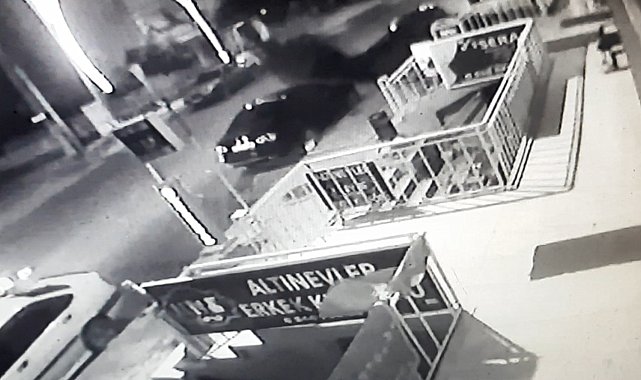 Çatıdan kopan yalıtım malzemesi caddeye düştü; o anlar kamerada