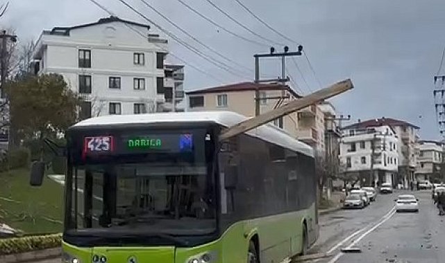 Çatıdan kopan yalıtım malzemesi caddeye düştü; o anlar kamerada