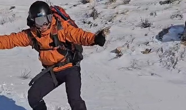 Diş hekimi tırmandığı dağdan snowboard yaparak indi