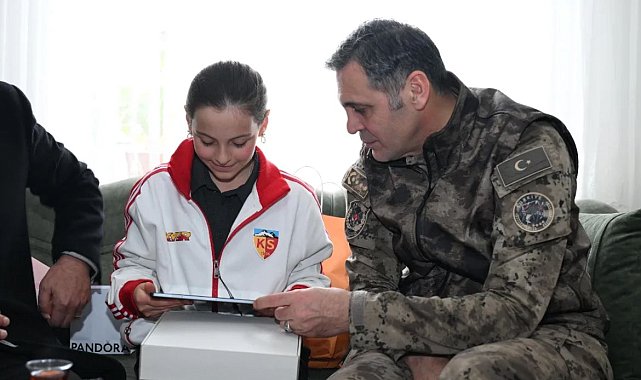 Emniyet müdüründen şehit kızına karne hediyesi