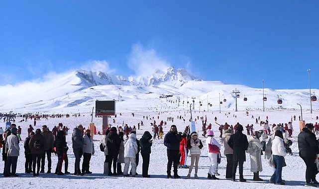 Erciyes Kayak Merkezi'nde hafta sonu yoğunluğu