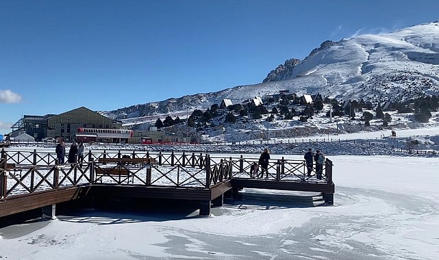 Erzincan'da Ardıçlı Gölü buz tuttu