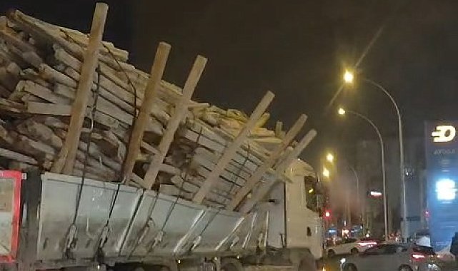 Fazla yük taşıyan TIR'ın tehlikeli yolculuğu kamerada