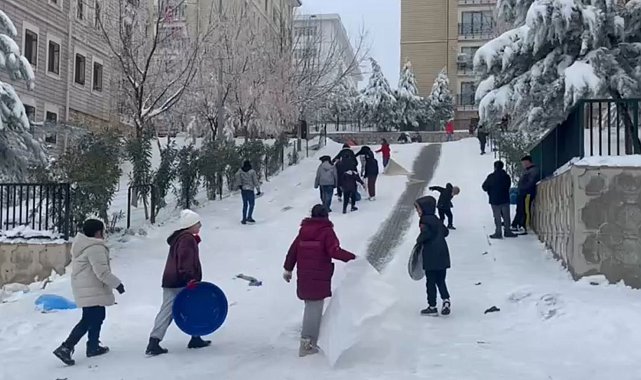 Gaziantep'te çocuklar tepsi, poşet ve leğenlerle kaydı