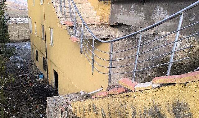 Gercüş'te 12 katlı binanın giriş merdiveni çöktü